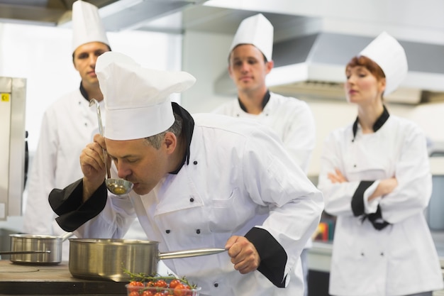 Jefe de cocina probando una sopa