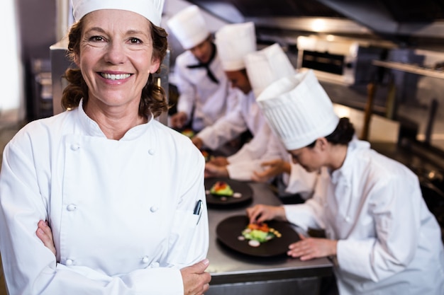 Jefe de cocina sonriendo en la cocina ocupada