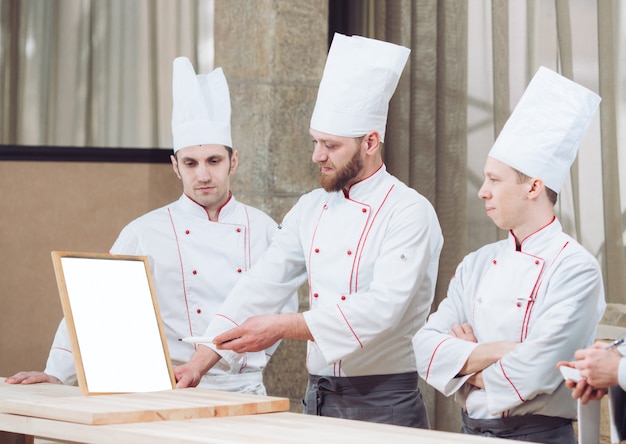 Jefe de cocina y su personal en la cocina.