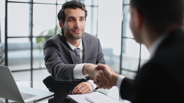 El jefe del empleador contrata al candidato después de una exitosa entrevista de trabajo