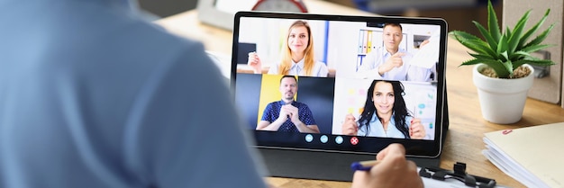 El jefe de la empresa realiza una reunión en línea con los empleados a través de una videollamada. Concepto de trabajo remoto