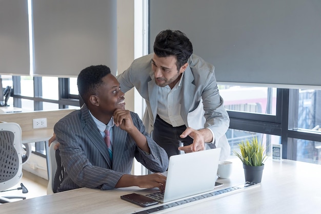 Jefe enseñando a subordinados africanos con cuidado