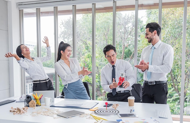 Jefe entregó un premio a hombres destacados empleados colegas felicitados