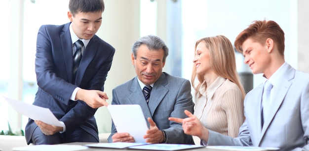 Jefe y equipo comercial discutiendo documentos comerciales concepto de trabajo en equipo