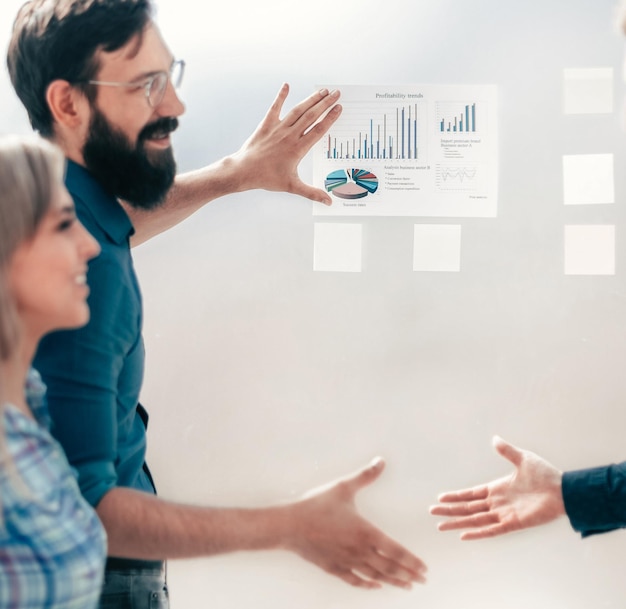 Foto jefe y equipo empresarial discutiendo el crecimiento de las ganancias financieras. concepto de negocio