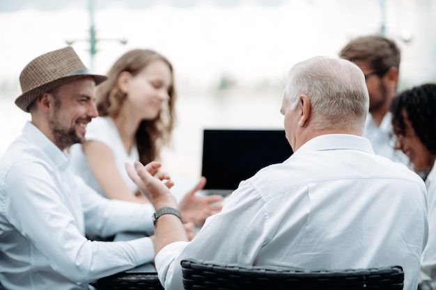 El jefe y el equipo empresarial están discutiendo nuevas ideas.