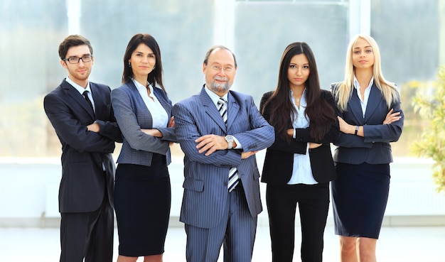 Jefe y equipo empresarial en el fondo de la oficina