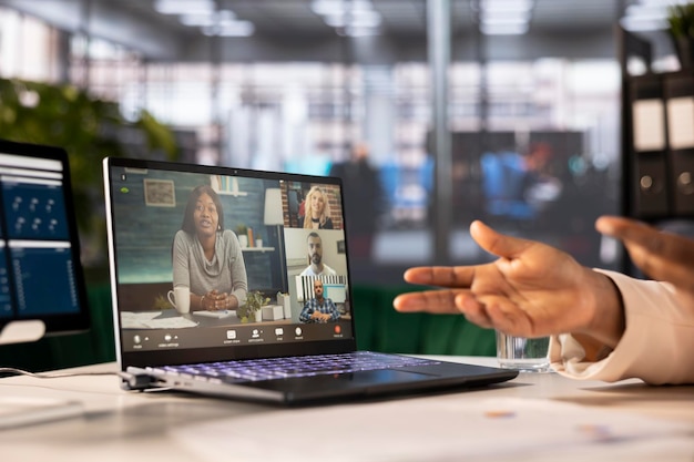Jefe de equipo en el escritorio de la computadora en una videoconferencia en línea con teletrabajadores remotos