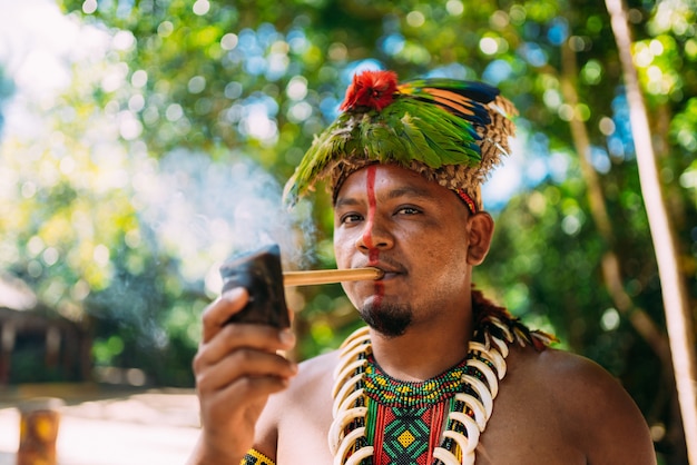 Jefe indio de la tribu Pataxó en pipa