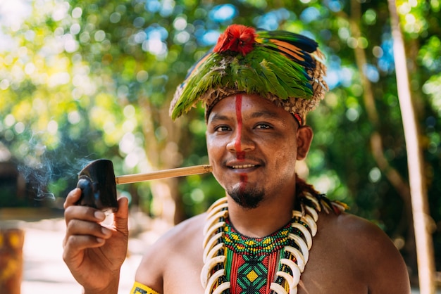 Jefe indio de la tribu Pataxó en pipa