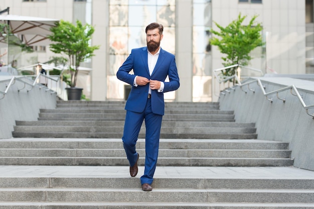 Jefe de la mafia. auditor hombre en traje de moda. vida moderna. emprendedor motivado. moda formal masculina. Estética de estilo clásico. auditor de empresario jefe confiado. Éxito en el negocio. jefe de hombre de negocios.