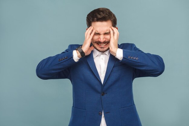 Foto jefe de migraña tiene dolor de cabeza