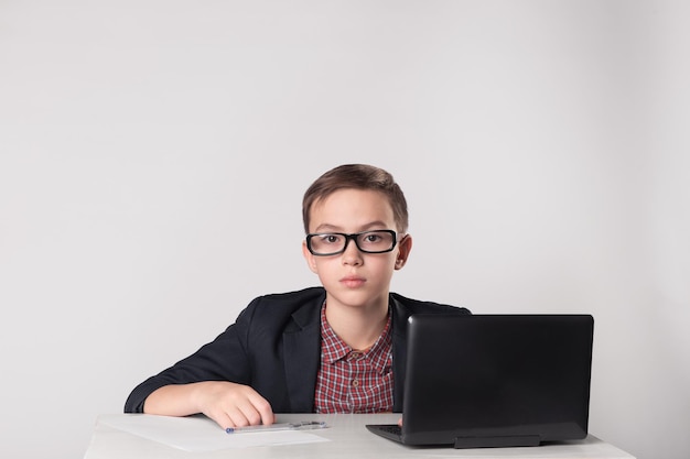 Jefe de negocios joven serio en anteojos