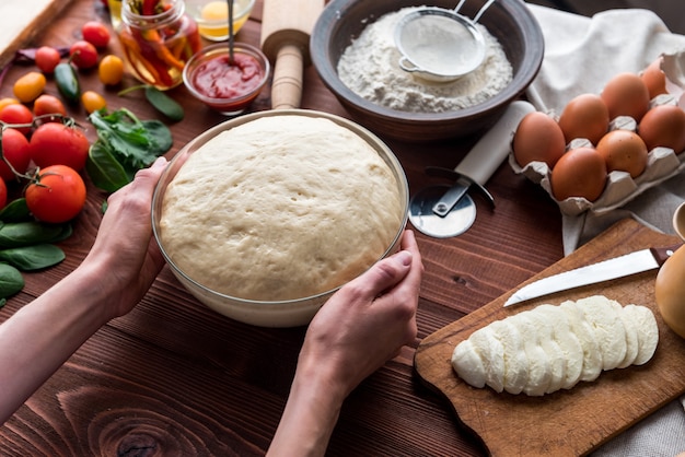 El jefe paso a paso hace una pizza margarita. Ingredientes de masa y pizza