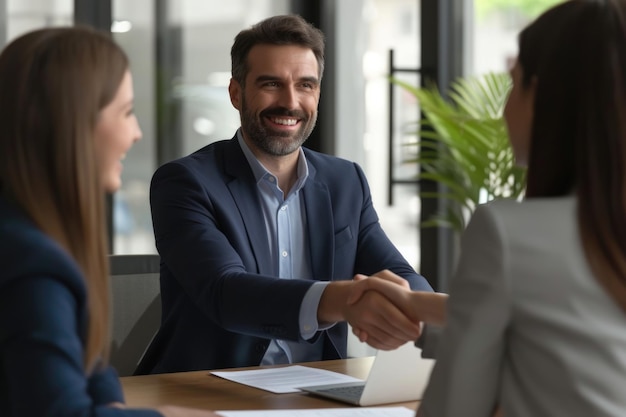 El jefe reconoce y felicita al empleado por su ascenso en la reunión