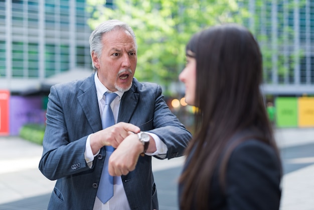 Jefe regañando a un empleado por llegar tarde