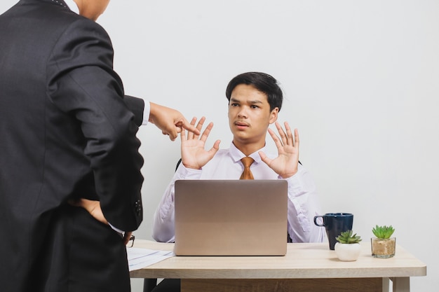 Jefe regañando a un empleado en la oficina