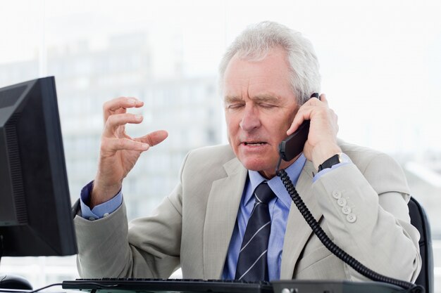 Jefe superior irritado en el teléfono