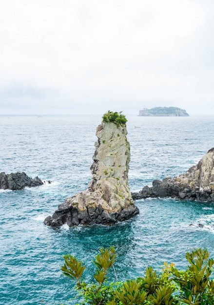 Jeju-do Oedolgae Rock (famoso monumento natural) en la isla de Jeju,