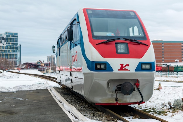 Jekaterinburg, Russland - 05. November 2021: Schmalspur-Diesellok TU10 "Kolibri" auf der Kindereisenbahn