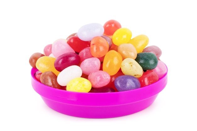 Jelly Beans de color sobre fondo blanco.