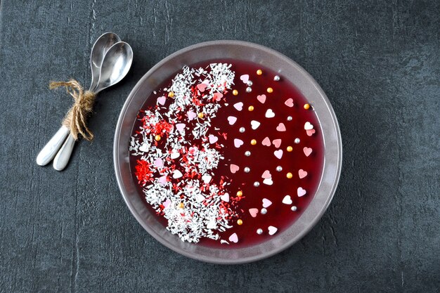 Jelly Bowl para el día de San Valentín. Hermoso plato con mermelada y decoraciones para el día de San Valentín. Postre en el día de San Valentín.