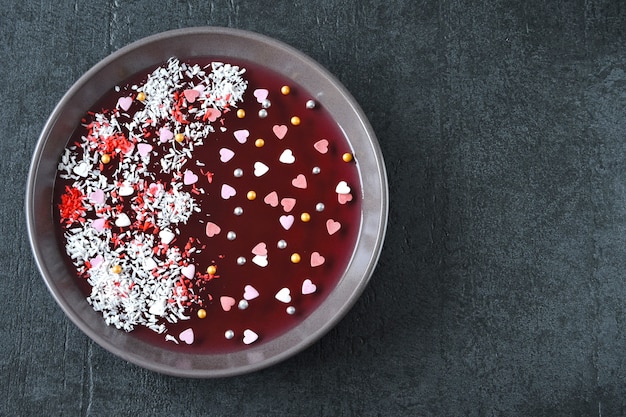 Jelly Bowl para el día de San Valentín. Hermoso plato con mermelada y decoraciones para el día de San Valentín. Postre en el día de San Valentín.