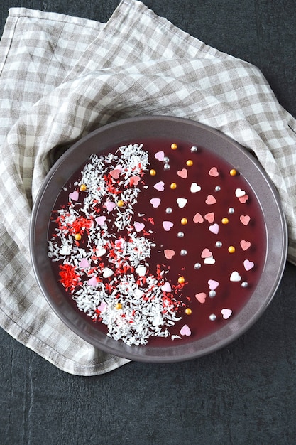 Jelly Bowl para el día de San Valentín. Hermoso plato con mermelada y decoraciones para el día de San Valentín. Postre en el día de San Valentín.