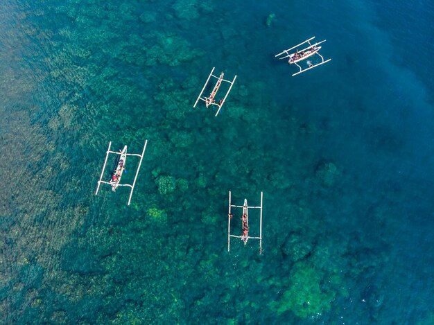 Jemeluk Bay Amed Amed entwickelt sich schnell zu einem beliebten Touristenziel in Bali, Indonesien. Im Nordosten von Bali gelegen, ist es ein Zuhause für exzellentes Schnorcheln, Tauchen, Freitauchen und Yoga