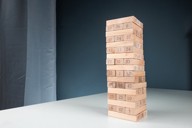 Foto jenga jogo de coluna. o conceito de hipoteca, riscos de investimento, crise econômica, instabilidade econômica