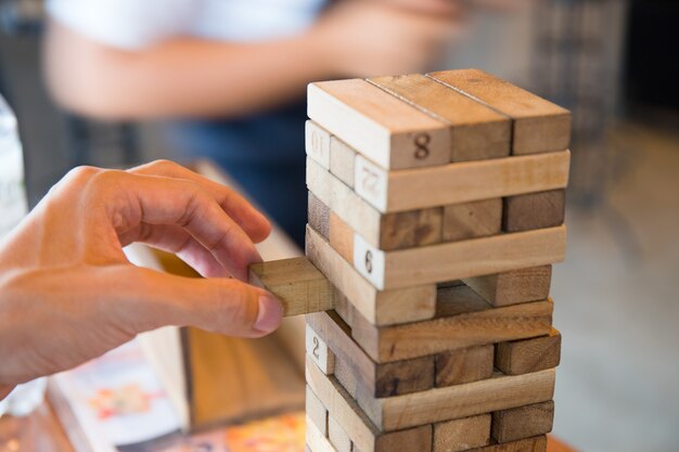 Jenga siendo jugado por un hombre asiático