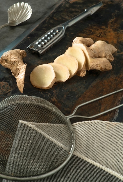 Jengibre cortado con utensilios de cocina