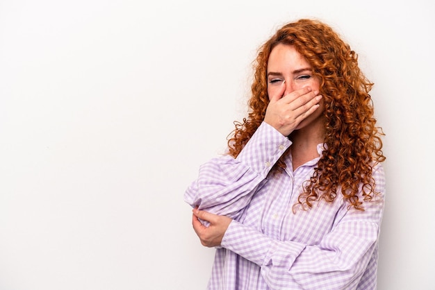 Jengibre joven mujer caucásica aislada sobre fondo blanco riendo feliz emoción natural despreocupada