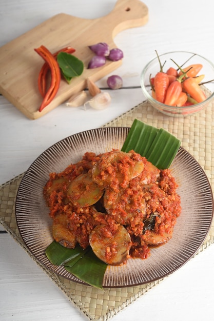 jengkol balado é um alimento tradicional da Indonésia feito de sementes de jengkol ou frutas de cachorro cozidas com