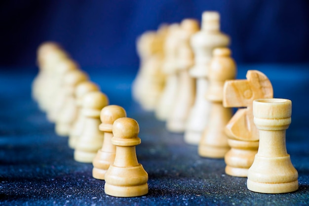 Jeque mate y figuras de ajedrez juego de mesa de primer plano