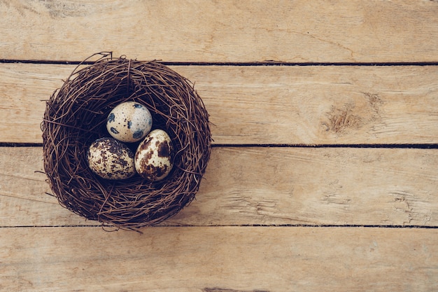 Jerarquía de madera y huevos de Pascua en fondo y textura de madera con el espacio de la copia.