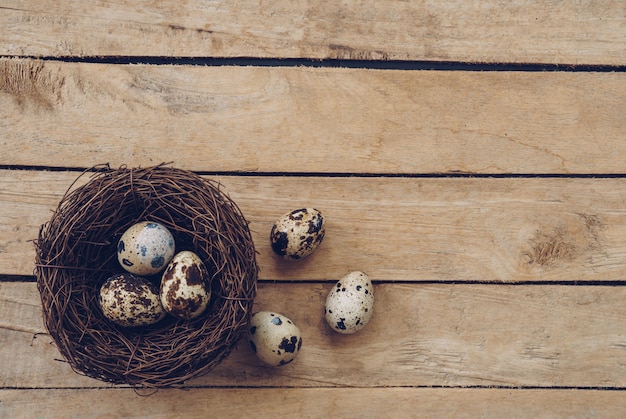 Jerarquía de madera y huevos de Pascua en fondo y textura de madera con el espacio de la copia.