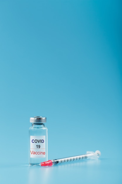 Foto jeringa y ampolla con vacuna contra el virus covid-19 contra enfermedades