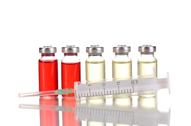 Jeringa y ampollas médicas aisladas en blanco