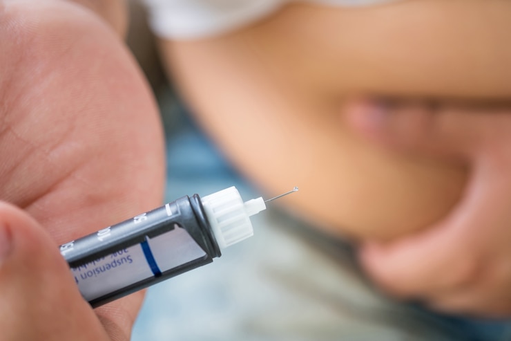 Foto jeringa de celebración paciente masculino de la diabetes para la inyección de insulina con el punto de enfoque selectivo
