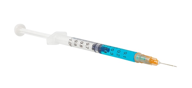 Jeringa desechable con medicamento líquido azul aislado sobre fondo blanco con trazado de recorte