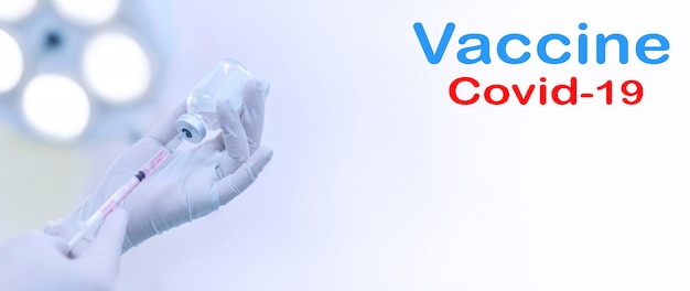 La jeringa y el frasco de medicina de mano se preparan para el concepto de vacuna COVID-19 (Coronavirus). Enfermedad, tratamiento y protección contra la gripe. Espacio de copia.