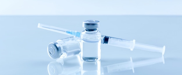 Jeringa médica con aguja y bollte con vacuna