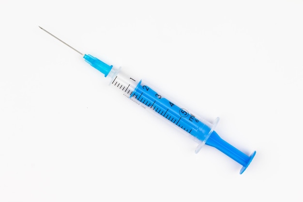 Jeringuilla médica desechable azul para inyección sobre un fondo blanco Instrumento médico