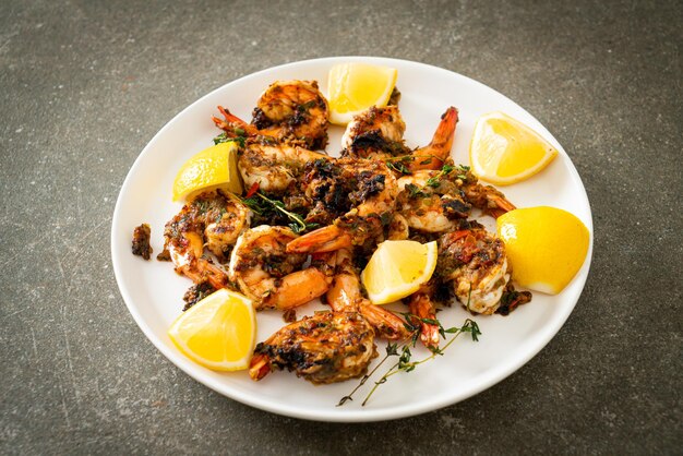 Jerk Shrimps oder gegrillte Garnelen im Jamaika-Stil auf dem Teller