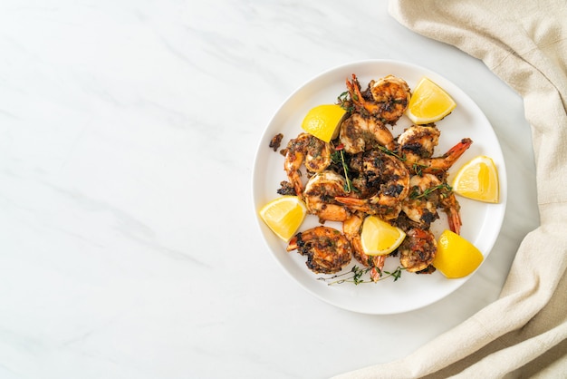 Jerk Shrimps oder gegrillte Shrimps nach Jamaica-Art auf Teller