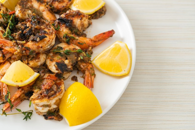 Jerk Shrimps oder gegrillte Shrimps nach Jamaica-Art auf Teller