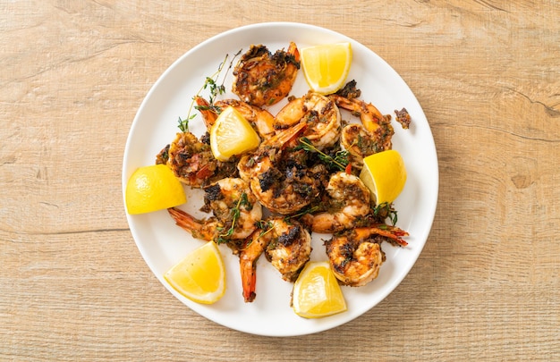 Jerk Shrimps oder gegrillte Shrimps nach Jamaica-Art auf Teller