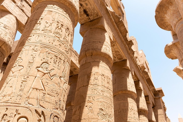 Jeroglíficos en las columnas de un templo egipcio