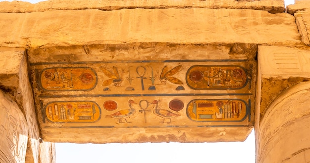 Jeroglíficos dentro del templo de Karnak, el gran santuario de Amón. Egipto
